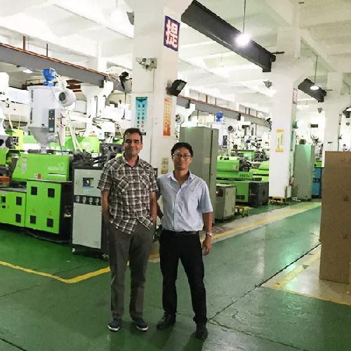 khách hàng quốc tế làm việc với đội ngũ thương mại và kỹ thuật