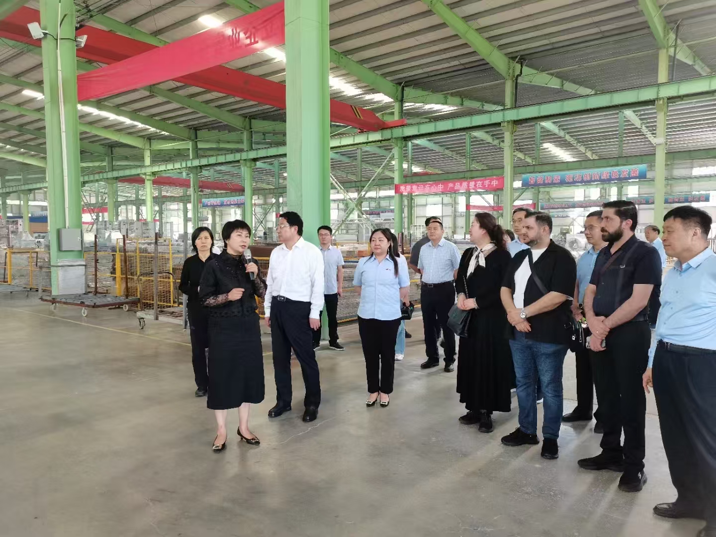 Bố trí thiết bị và dây chuyền sản xuất hỗ trợ sản xuất hàng loạt và nguồn cung ổn định.