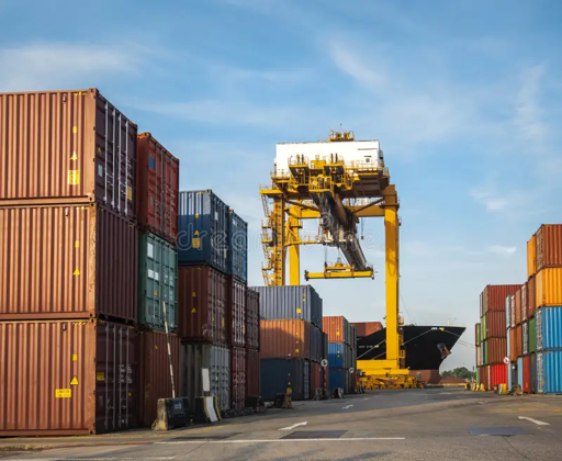 đóng gói thùng, pallet và màng bảo vệ cho chi tiết cơ khí trước khi xuất khẩu