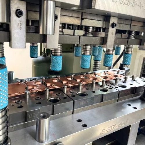 Chi tiết phay với nhiều mặt lắp, cụm lỗ và rãnh cho lắp ráp cơ khí