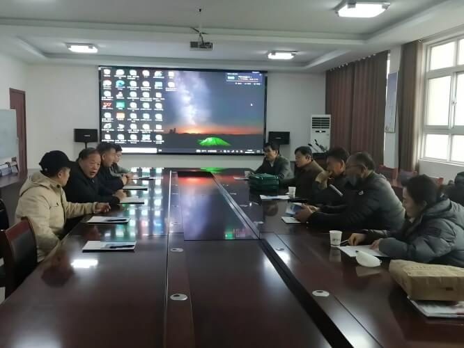 Khung cảnh thực tế khách hàng đến thăm nhà máy và trao đổi dự án trực tiếp.