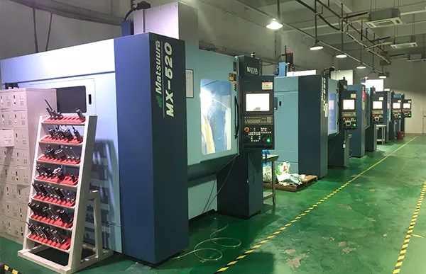 máy trung tâm gia công 5 trục CNC của Nhật Bản tại nhà máy Trung Quốc